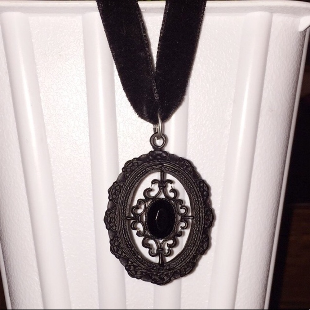 NIB*Black cameo on a velvet adjustable choker
